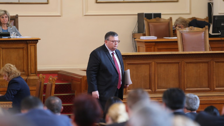 Цацаров посети парламента за разговор с Цвета Караянчева