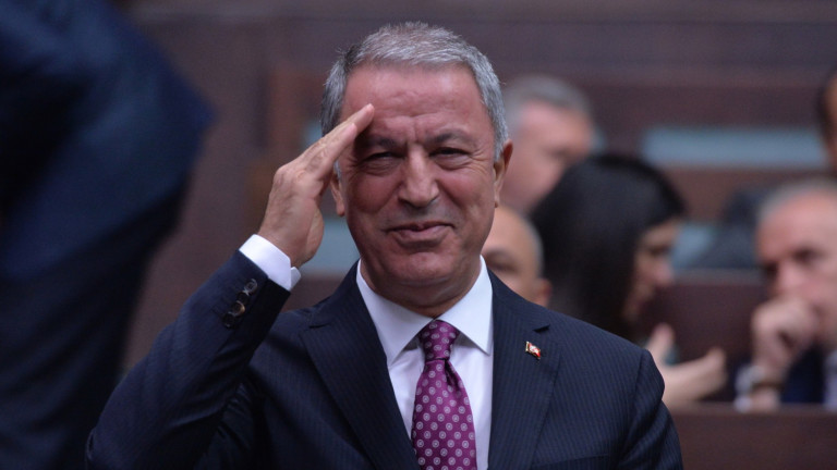 Турският министър на отбраната Хулуси Акар заяви, че терористите в