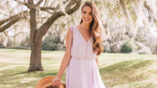 Лятото е все по близо слънцето грее все по силно а дрехите са