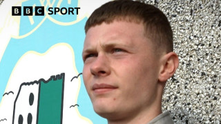 Играчът на третодивизонния шотландски клуб Трийв Роувърс Чарли Уотсън през миналата