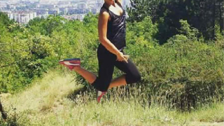 Анелия във форма с поход в планината