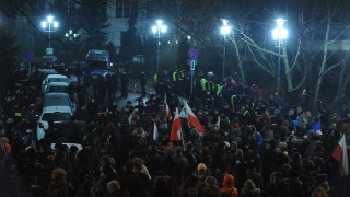 Протестиращи блокираха полския парламент, гневни на нов закон 