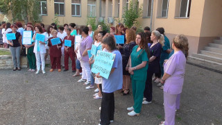 Медиците от Троян протестират трети ден