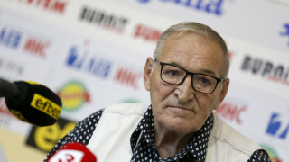 Димитър Пенев награди Валентин Антов с приза за най добър футболист