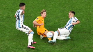 Полузащитникът Френки де Йонг определи съдийството на четвъртфинала на Нидерландия