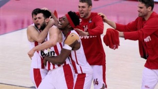 Българският баскетболен национал Александър Везенков и клубният му отбор Олимпиакос