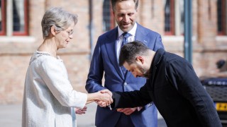 Украинският президент Володимир Зеленски е в Нидерландия за да приеме