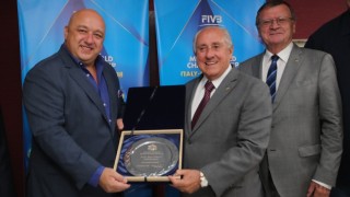 Президентът на Международната федерация по волейбол Ари Граса получи специален