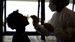 В понеделник регистрира 11 946 нови потвърдени случая на коронавирус