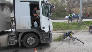 Колоездач е с опасност за живота след сблъсък с тир в