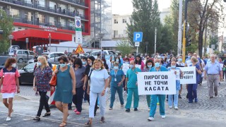 Лекари и служители на болница Пирогов излязоха на пореден протест