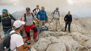 Президентът Радев помогна на планинските водачи за заслона "Кончето"
