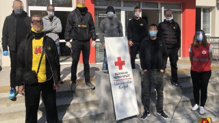 Феновете на Ботев (Пловдив) продължават битката с коронавируса