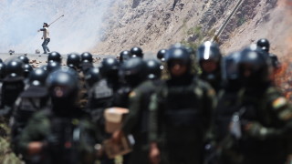 Най малко 200 боливийски войници са държани като заложници в събота