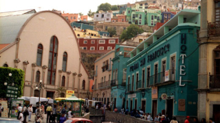 В Мексико проверяват полицаи за връзки с наркокартелите