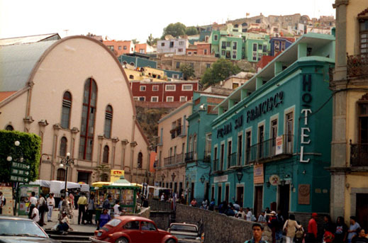 В Мексико проверяват полицаи за връзки с наркокартелите