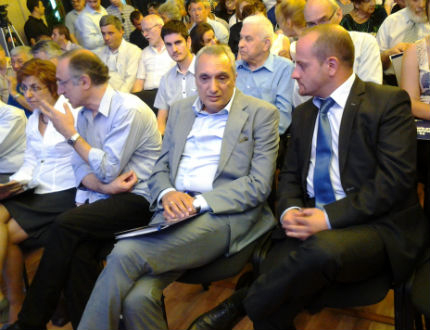 Лидерство за Кънев, аплодисменти за Костов