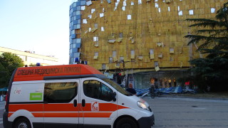 Ураганният вятър събори фасадата на мол в Благоевград На мястото