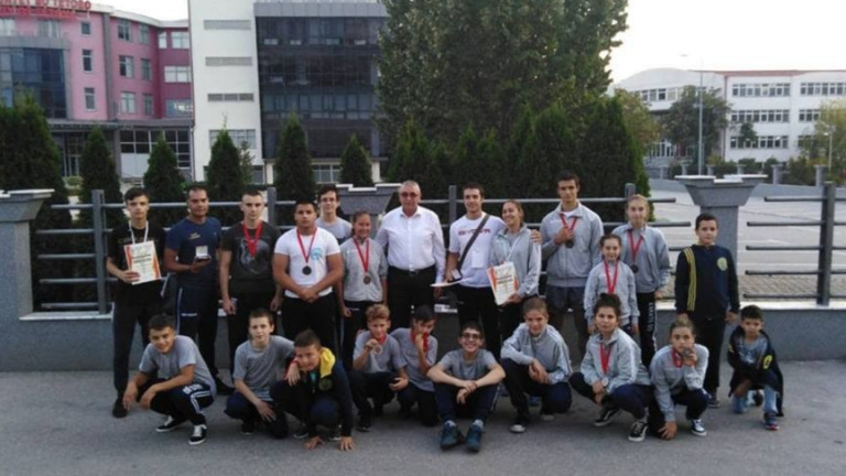 Наши каратисти спечелиха три златни медала на турнир в Македония 