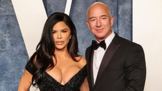 След развода си с Макензи Скот за която беше женен