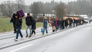 От партията на Меркел искат до 65 000 мигранти годишно