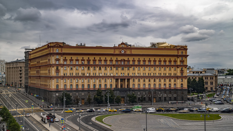 Кметът на Москва прекрати гласуването за статуите на Невски и Дзержински