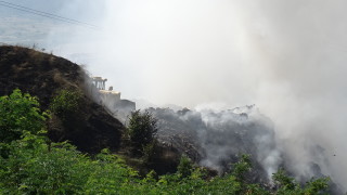 Продължава гасенето на пожара на сметището край Дупница
