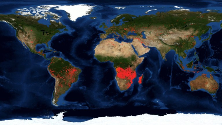 Червената маркировка обозначава локациите на пожарите на двата континента