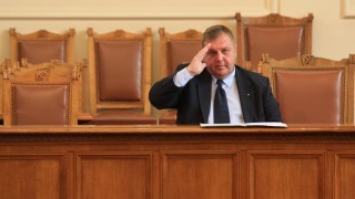 Военният министър Красимир Каракачанов ще докладва за продажбата на военни
