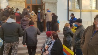 Жители на село Баня на протест - не искат да са към община Обзор
