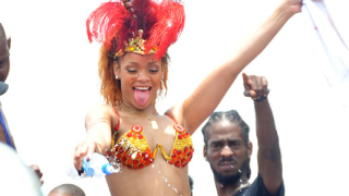 Риана отприщи перверзии на карнавала в Барбадос