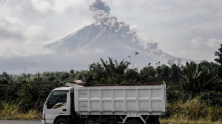 Изригва индонезийският вулкан Синабунг