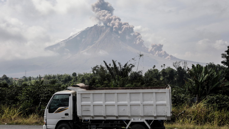 Вулкан на остров Суматра в Индонезия в сряда изхвърли колони