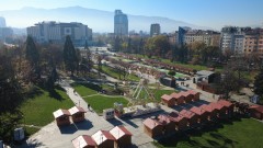 С ледена пързалка, ретро автобус и музика: Коледният дух идва в сърцето на София