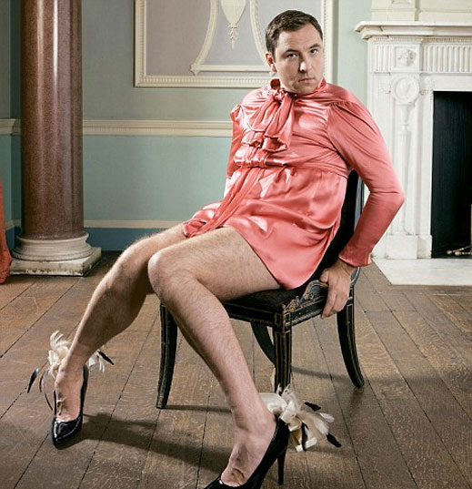 Комик навлече женски дрехи, рекламира детска книжка за травестити (галерия)