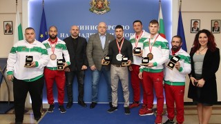 Министърът на младежта и спорта Красен Кралев връчи почетни плакети