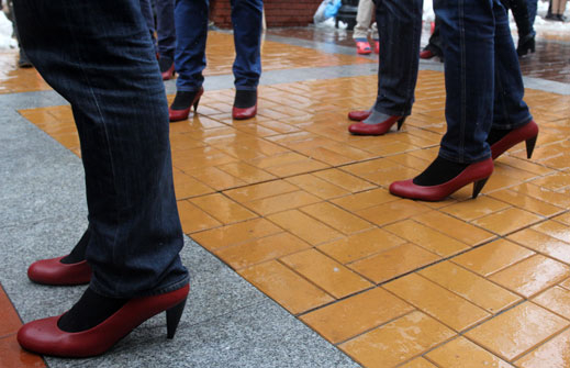 Десетки мъже се разходиха на токчета в центъра на София