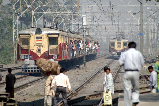 13 души загинаха при сблъсък на влак и микробус в Индия