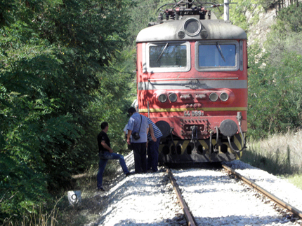 Бърз влак помете две близначки край Благоевград, едната загина 