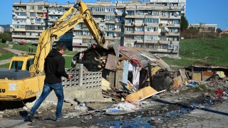 Събориха още 18 незаконни постройки в Максуда