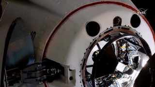 Капсулата на SpaceX Cregon Dragon с двама американски астронавти на