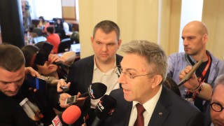 Нова совалка в парламента между съпредседателя на Демократична България Христо