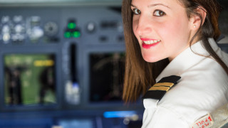 Ако пътувате с тези авиокомпании, има голям шанс пилотът ви да е жена