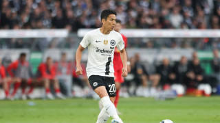 Бранителят на Айнтрахт Франкфурт Макото Хасебе говори на официалната пресконференция