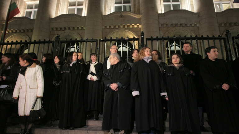 Съдии протестно облякоха тогите си и излязоха на улицата