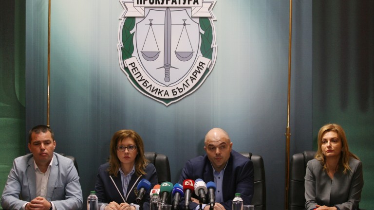 Старши-комисар Антон Златанов говори по темата със задържаното лице за