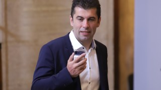 Премиерът Кирил Петков пристигна в Букурещ където ще се срещне