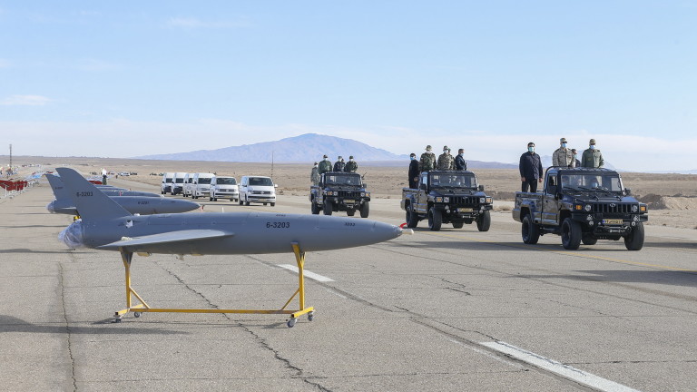 Иран изпитва безпилотни самолети по време на военни учения, съобщават