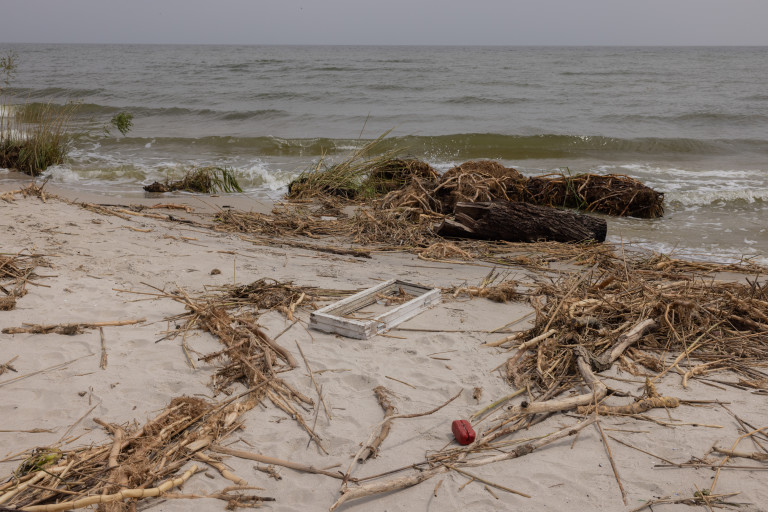 Замърсен плаж с предмети в резултат на разрушаването на язовир Каховка на 13 юни 2023 г. в Одеса, Украйна