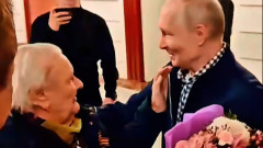 Букет, прегръдка и вечеря: Клип на Путин с негова бивша учителка трогна мрежата